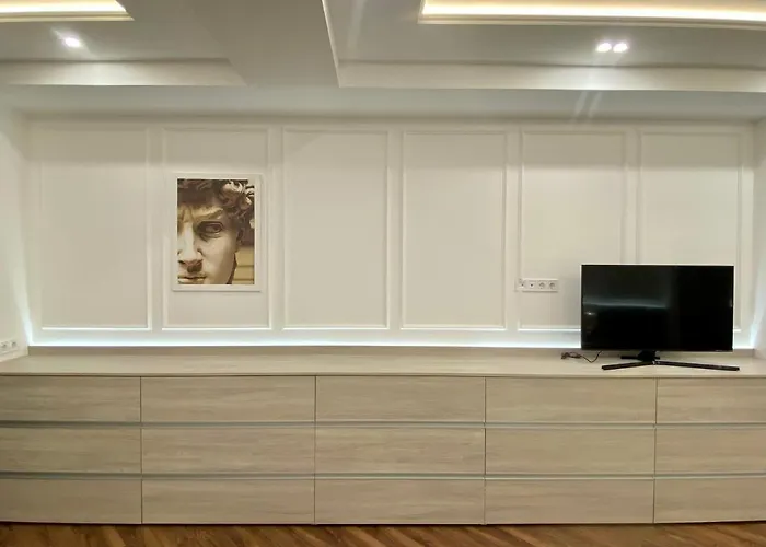 Modern Classic 2 Bedroom Apartment Near Most City