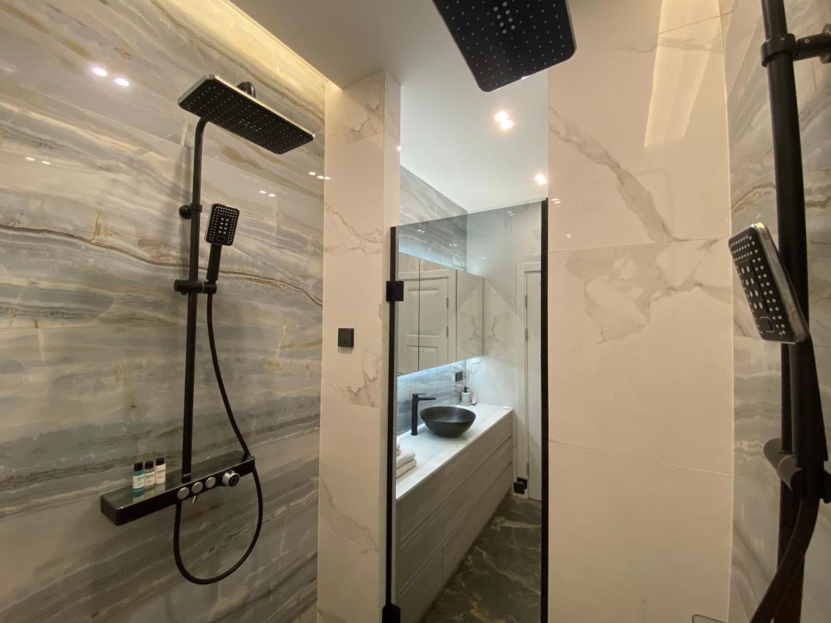Modern Classic 2 Bedroom Near * Dnipro