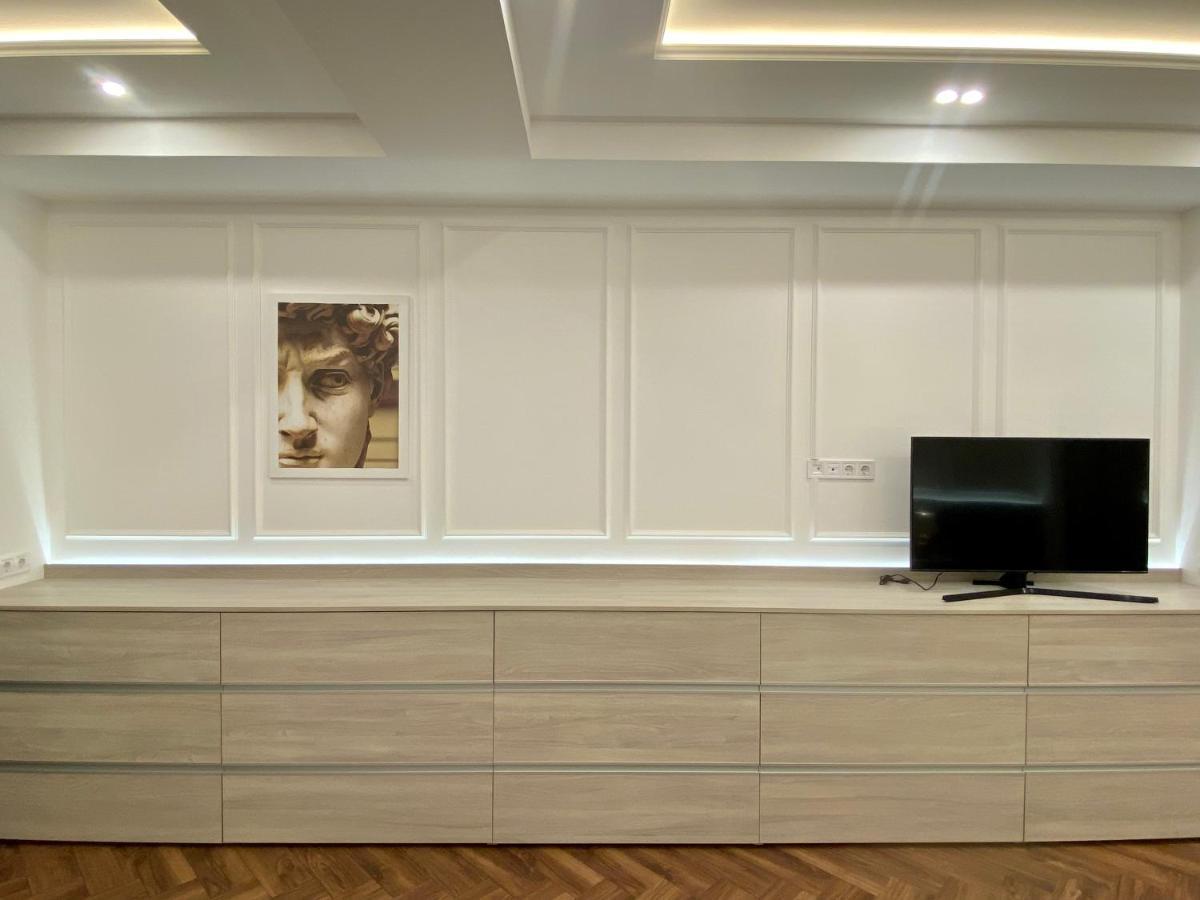Modern Classic 2 Bedroom Near Apartment
