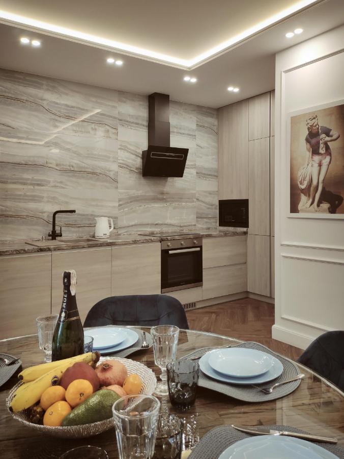Modern Classic 2 Bedroom Near *